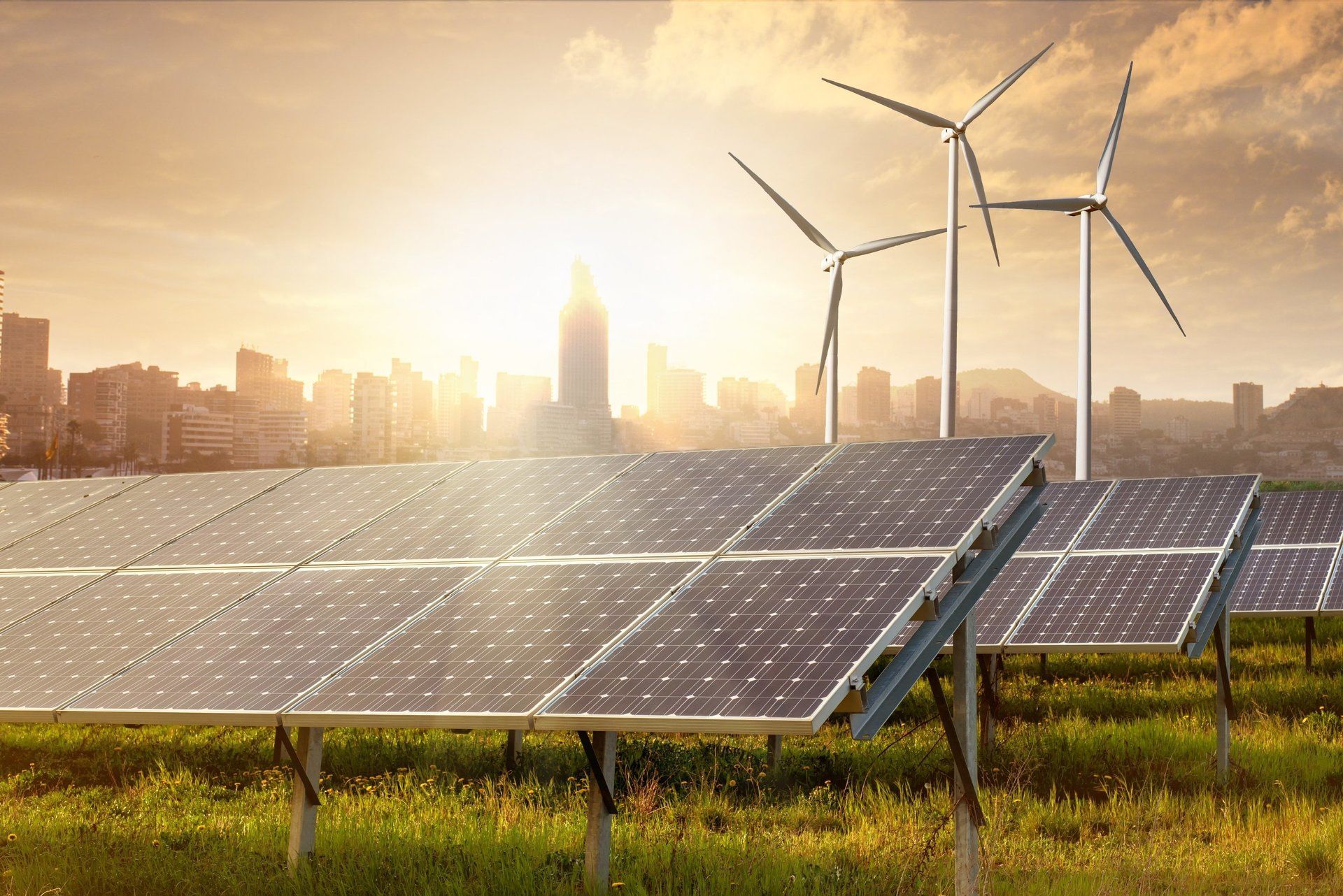 Instalación de paneles solares y aerogeneradores al amanecer